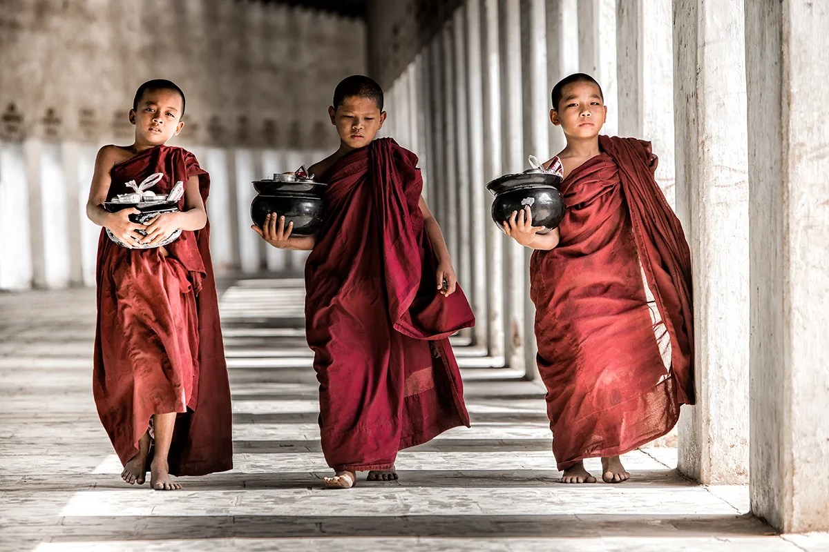 Monks with Alm Bowls © Giovanna Photography<p>© Giovanna Aryafara</p>