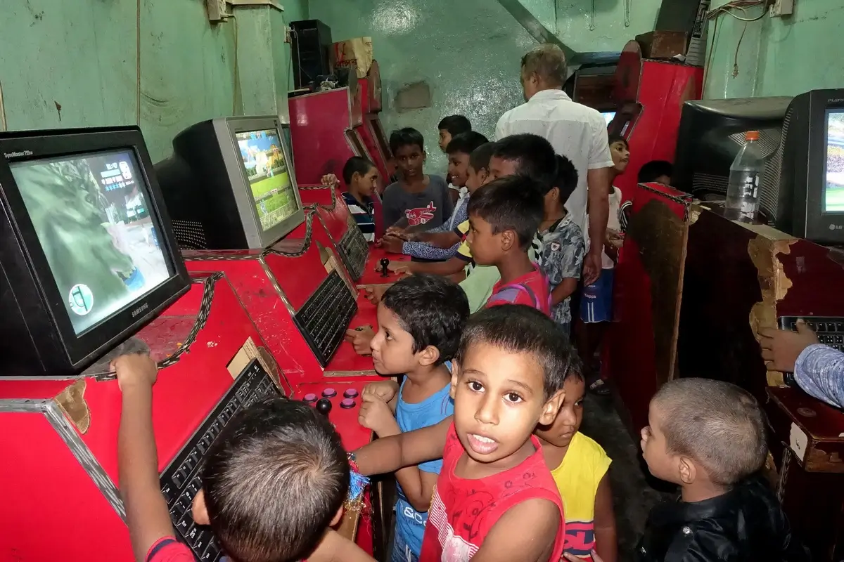 Games shop, bihari kids just love to play it<p>© MD Saiful Amin</p>