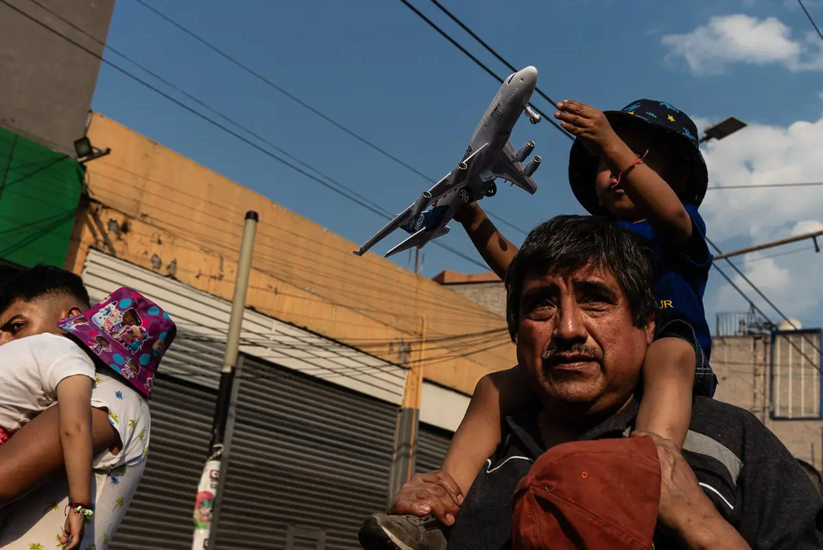 Mexicans Project - Boy With Plane<p>© Nicola Balestrazzi</p>