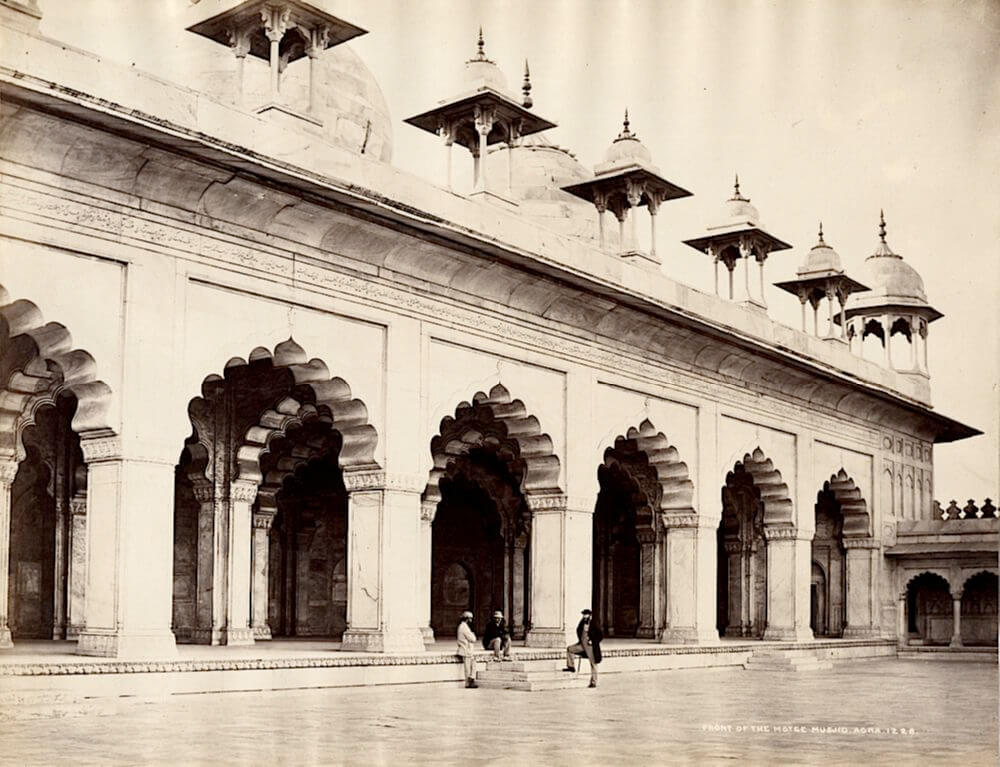 ”Front of the Motee Musjid, Agra, 1220,” 1863–1869<p>© Samuel Bourne</p>