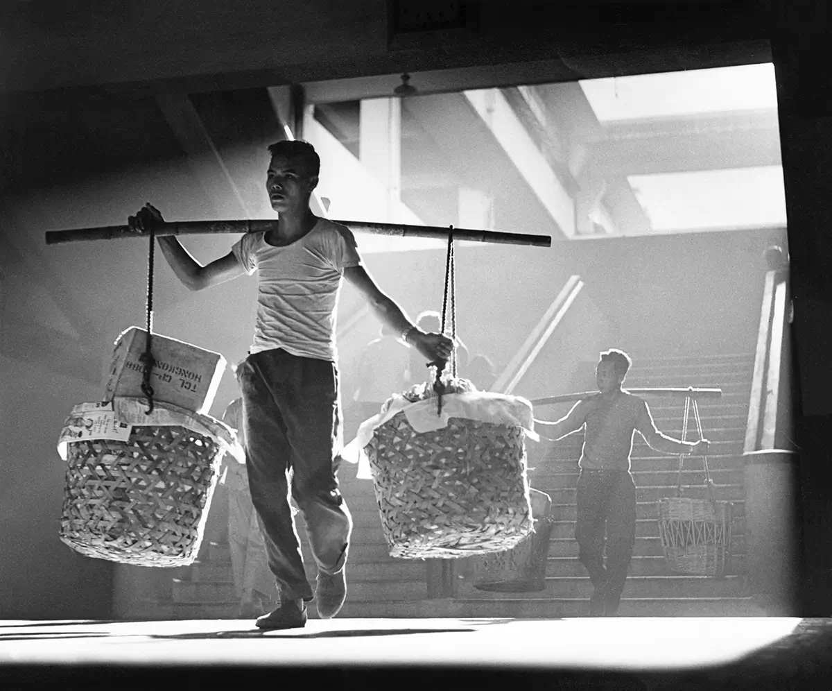 Blue Lotus Gallery, Fan Ho 何藩, Heavy Burden, Hong Kong 1963<p>© Fan Ho</p>