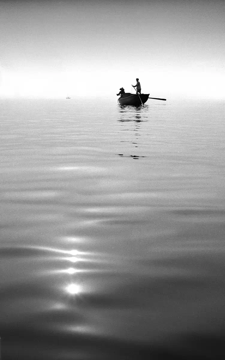 Blue Lotus Gallery, Fan Ho 何藩, Into the mist, Hong Kong 1955<p>© Fan Ho</p>
