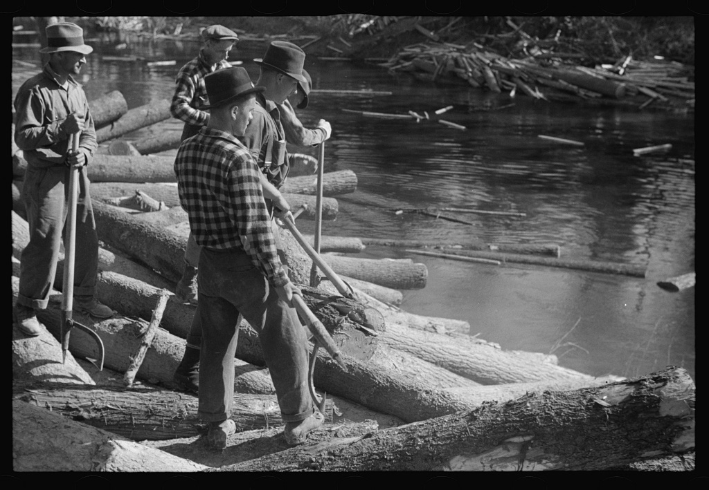 Rolling logs into river near Littlefork, Minnesota, c. 1937 @ Library of Congress<p>© Roy Stryker</p>