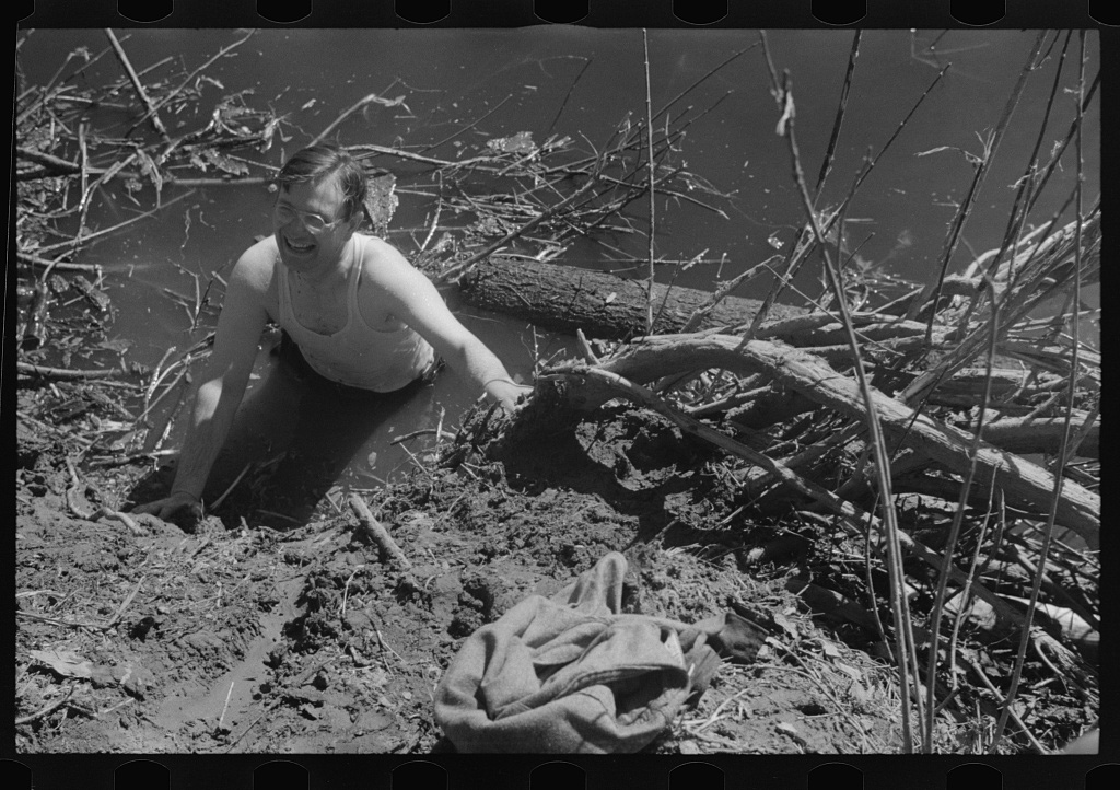 Rolling logs into river near Littlefork, Minnesota, c. 1937 @ Library of Congress<p>© Roy Stryker</p>