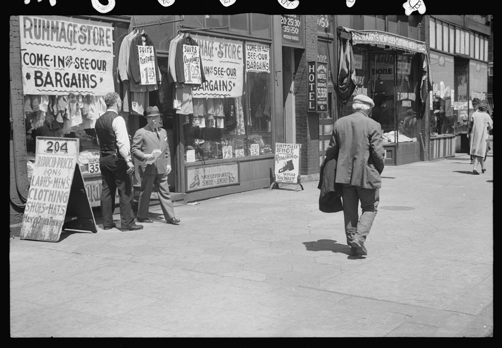 Street scene, Minneapolis, Minnesota, c. 1937 @ Library of Congress<p>© Roy Stryker</p>